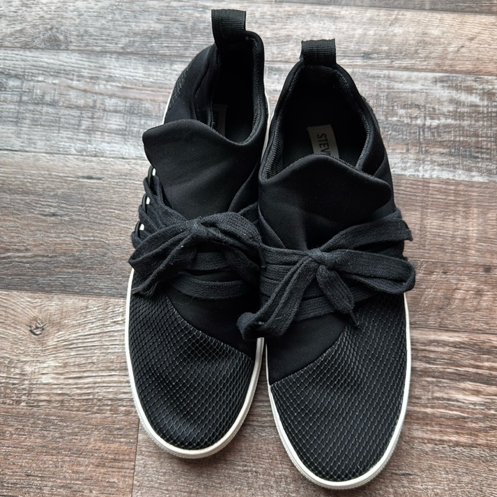 Steve Madden black stretch sneaker. Super comfy. SZ 8